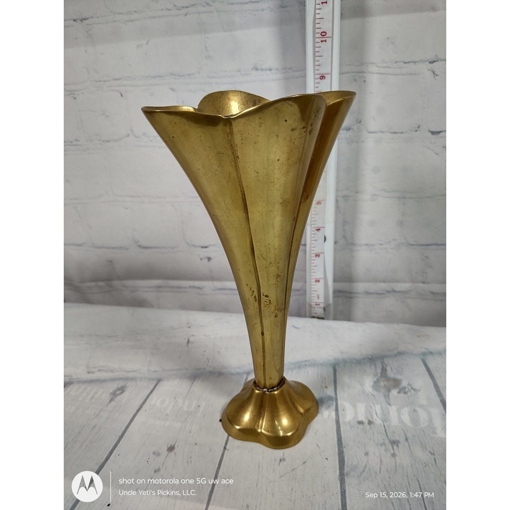 Vintage Brass Trumpet Bud Vase Scalloped Rim Fluted Flower Vase India 8in - Picture 4 of 7